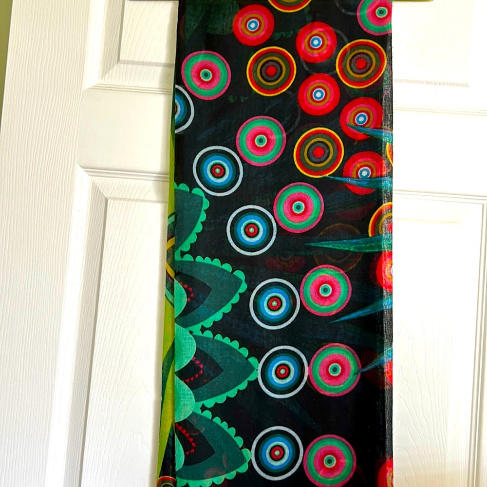 This Desigual scarf is in very good condition.  It is soft & colourful